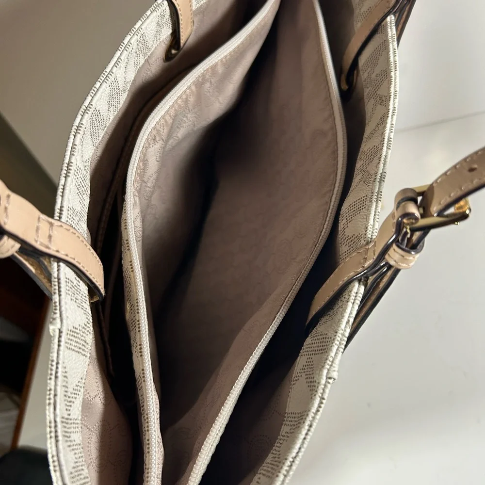 Michael Kors Jet Setter Handbag in crème and tan. - Picture 9 of 12